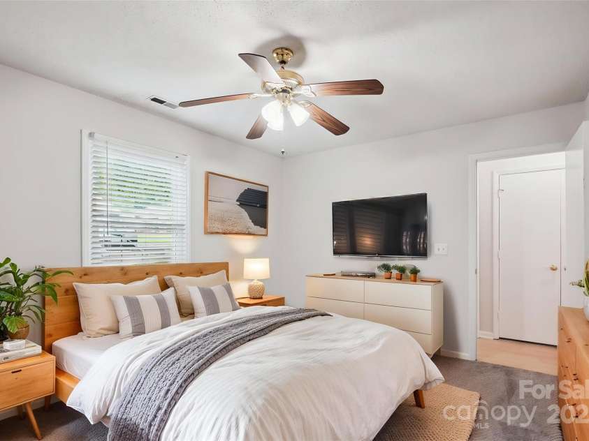 8322 Summerglen Circle, Charlotte, NC 28227.  MLS# CAR4269955, YatesRealty ID 19668. Primary Bedroom