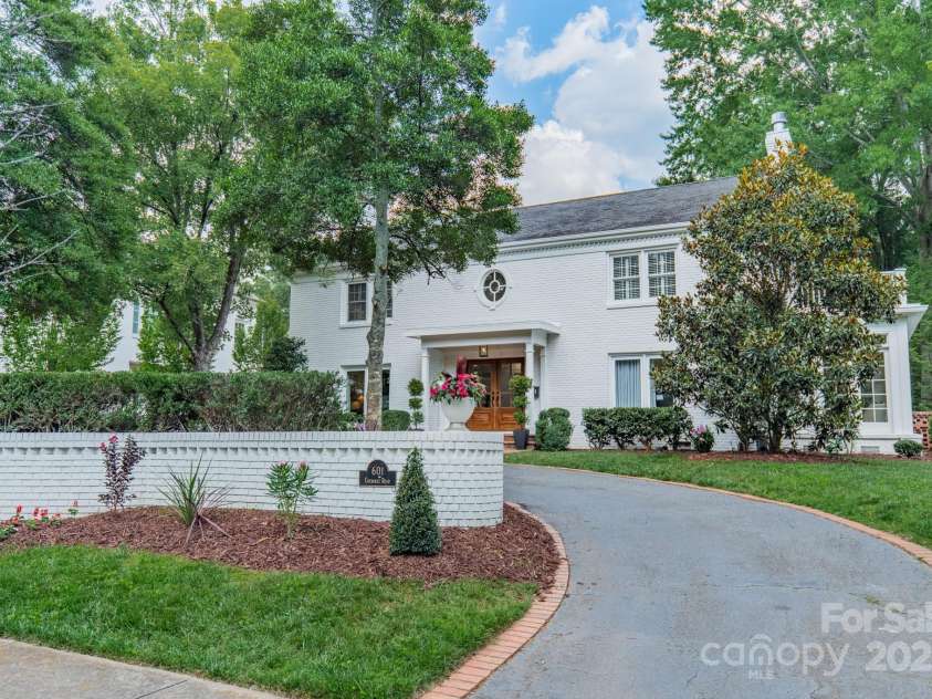 601 Cherokee Road, Charlotte, NC 28207.  MLS# CAR4268170, YatesRealty ID 19669. Circular Drive