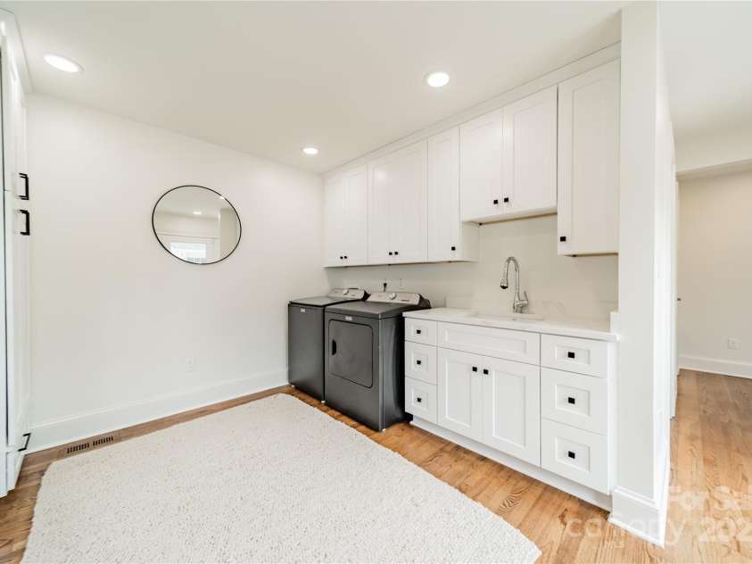 601 Cherokee Road, Charlotte, NC 28207.  MLS# CAR4268170, YatesRealty ID 19669. Drop Zone/Laundry Room