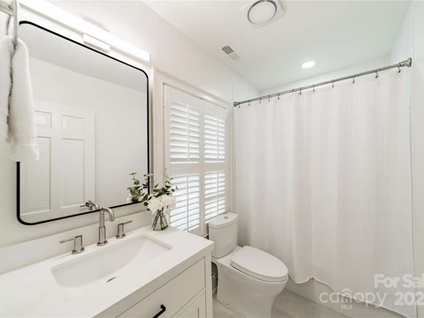 601 Cherokee Road, Charlotte, NC 28207.  MLS# CAR4268170, YatesRealty ID 19669. Ensuite Bath 2