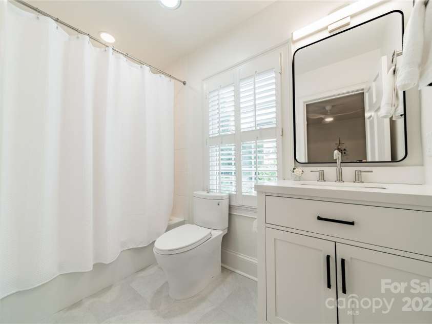 601 Cherokee Road, Charlotte, NC 28207.  MLS# CAR4268170, YatesRealty ID 19669. Ensuite Bath 3