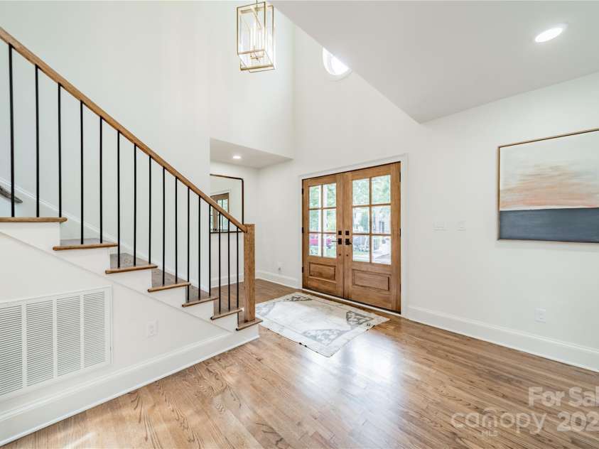 601 Cherokee Road, Charlotte, NC 28207.  MLS# CAR4268170, YatesRealty ID 19669. Foyer