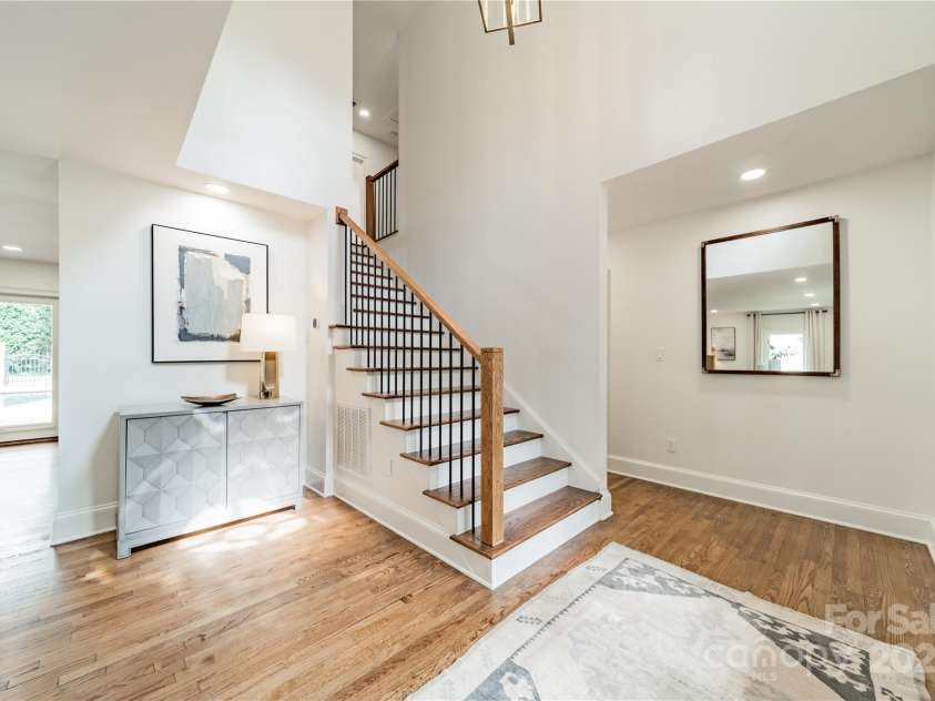 601 Cherokee Road, Charlotte, NC 28207.  MLS# CAR4268170, YatesRealty ID 19669. Foyer