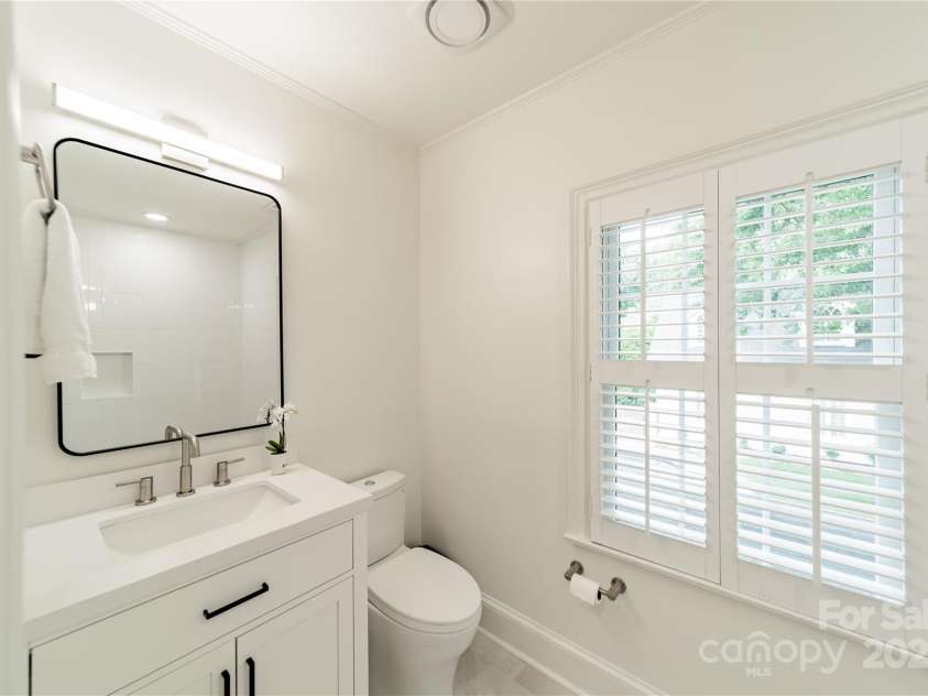601 Cherokee Road, Charlotte, NC 28207.  MLS# CAR4268170, YatesRealty ID 19669. Full Hall Bath