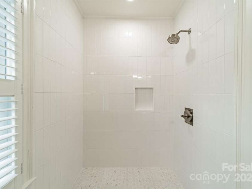 601 Cherokee Road, Charlotte, NC 28207.  MLS# CAR4268170, YatesRealty ID 19669. Full Hall Bath