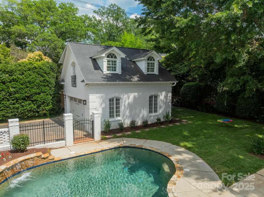 601 Cherokee Road, Charlotte, NC 28207.  MLS# CAR4268170, YatesRealty ID 19669. Garage