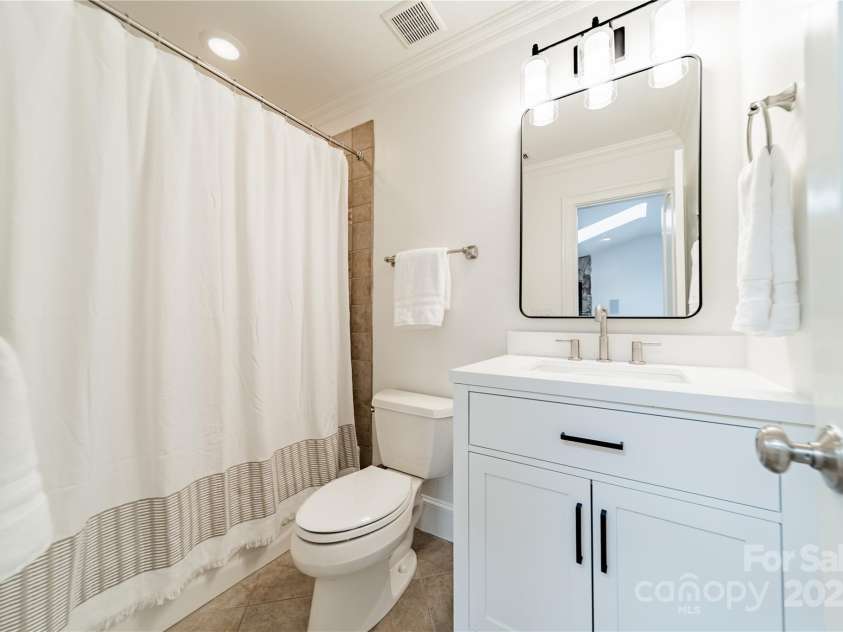 601 Cherokee Road, Charlotte, NC 28207.  MLS# CAR4268170, YatesRealty ID 19669. In-Law Suite Bath