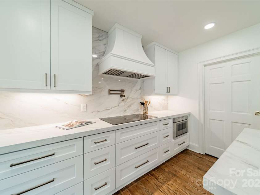 601 Cherokee Road, Charlotte, NC 28207.  MLS# CAR4268170, YatesRealty ID 19669. Induction Cooktop/Walk-in Pantry