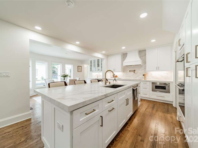 601 Cherokee Road, Charlotte, NC 28207.  MLS# CAR4268170, YatesRealty ID 19669. Kitchen