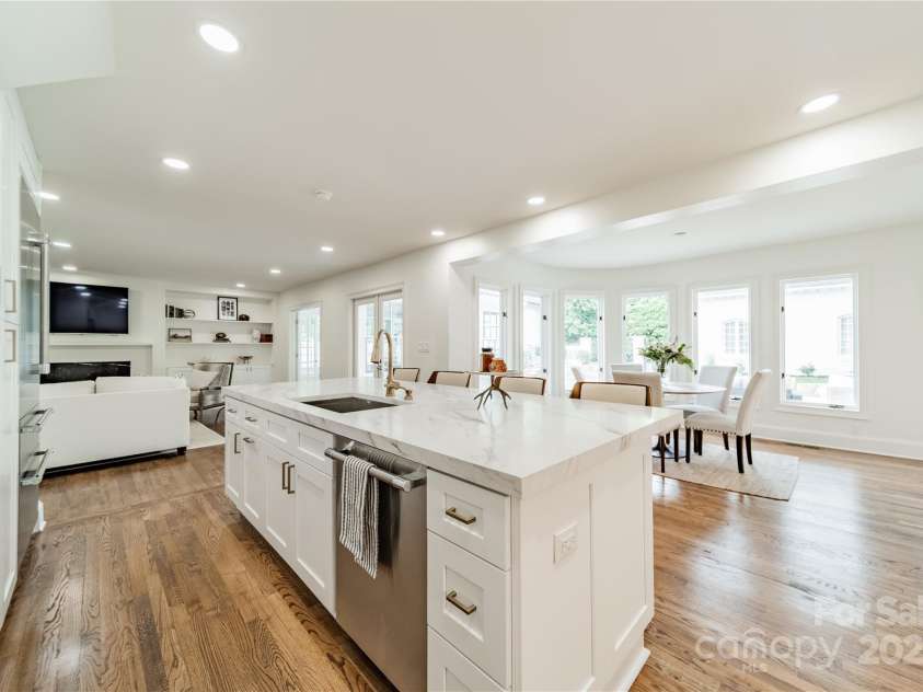 601 Cherokee Road, Charlotte, NC 28207.  MLS# CAR4268170, YatesRealty ID 19669. Kitchen