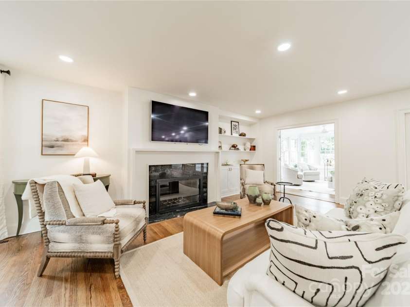601 Cherokee Road, Charlotte, NC 28207.  MLS# CAR4268170, YatesRealty ID 19669. Living Room
