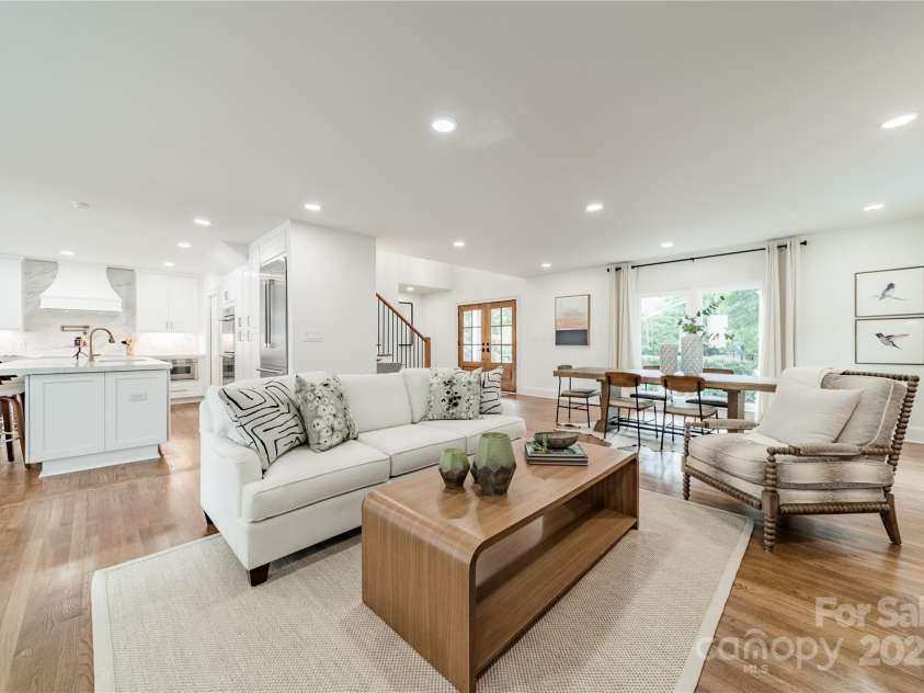 601 Cherokee Road, Charlotte, NC 28207.  MLS# CAR4268170, YatesRealty ID 19669. Living Room