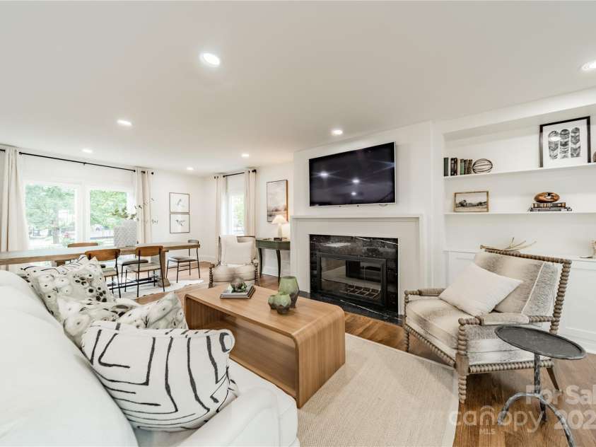 601 Cherokee Road, Charlotte, NC 28207.  MLS# CAR4268170, YatesRealty ID 19669. Livng Room