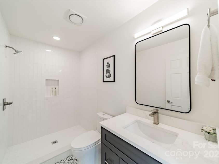 601 Cherokee Road, Charlotte, NC 28207.  MLS# CAR4268170, YatesRealty ID 19669. Pool Bath