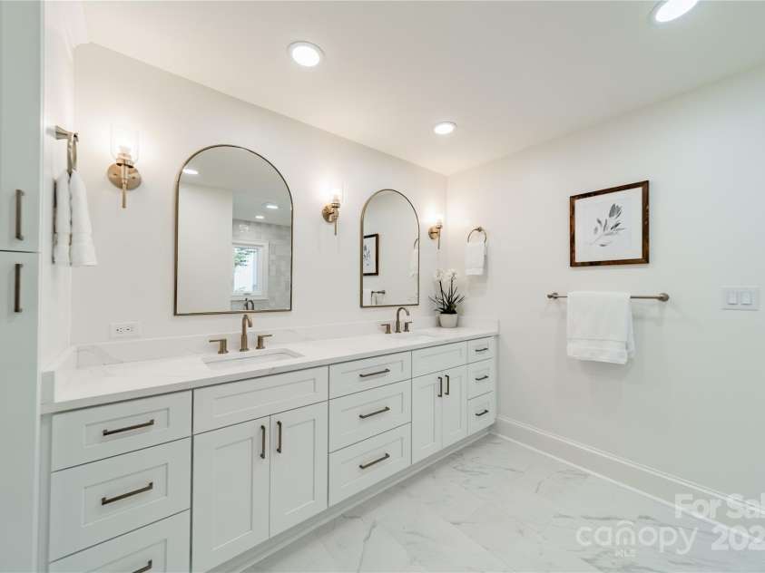 601 Cherokee Road, Charlotte, NC 28207.  MLS# CAR4268170, YatesRealty ID 19669. Primary Bath