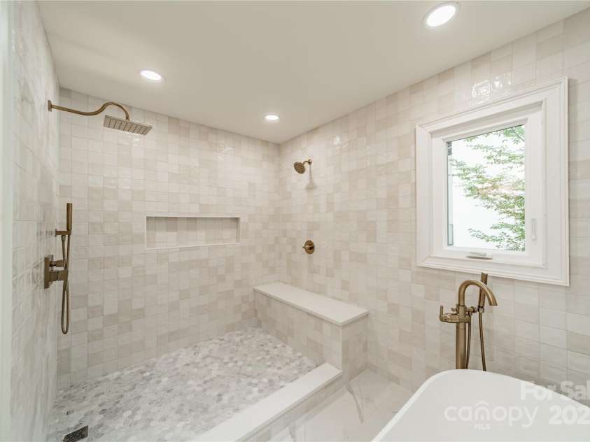 601 Cherokee Road, Charlotte, NC 28207.  MLS# CAR4268170, YatesRealty ID 19669. Primary Bath