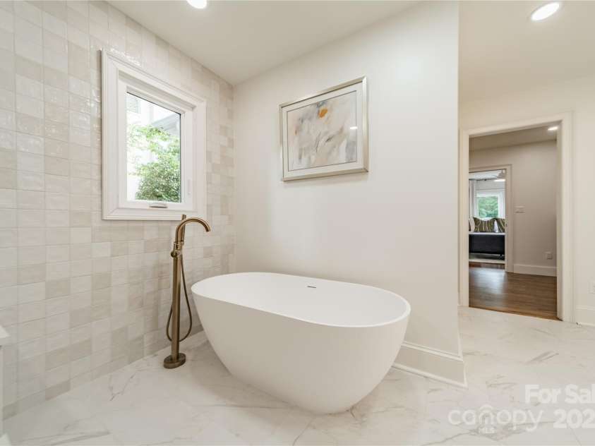 601 Cherokee Road, Charlotte, NC 28207.  MLS# CAR4268170, YatesRealty ID 19669. Primary Bath