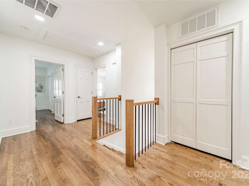 601 Cherokee Road, Charlotte, NC 28207.  MLS# CAR4268170, YatesRealty ID 19669. Upper Level