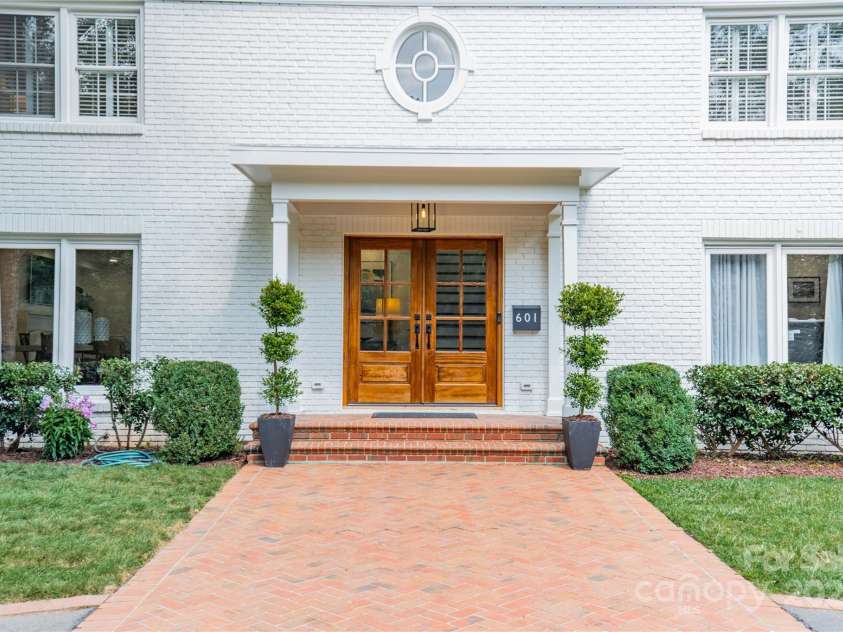 601 Cherokee Road, Charlotte, NC 28207.  MLS# CAR4268170, YatesRealty ID 19669. Welcome Home!