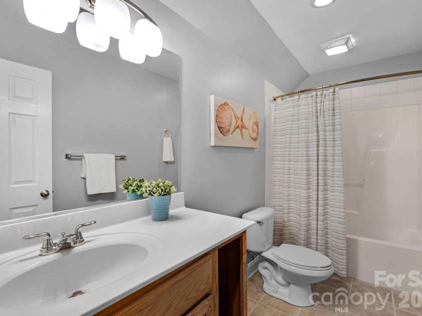 1201 Toteros Drive, Waxhaw, NC 28173.  MLS# CAR4342856, YatesRealty ID 19671. 3rd level full bathroom