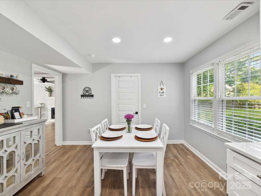 2315 Lawton Bluff Road, Charlotte, NC 28226.  MLS# CAR4255535, YatesRealty ID 19671. Breakfast area
