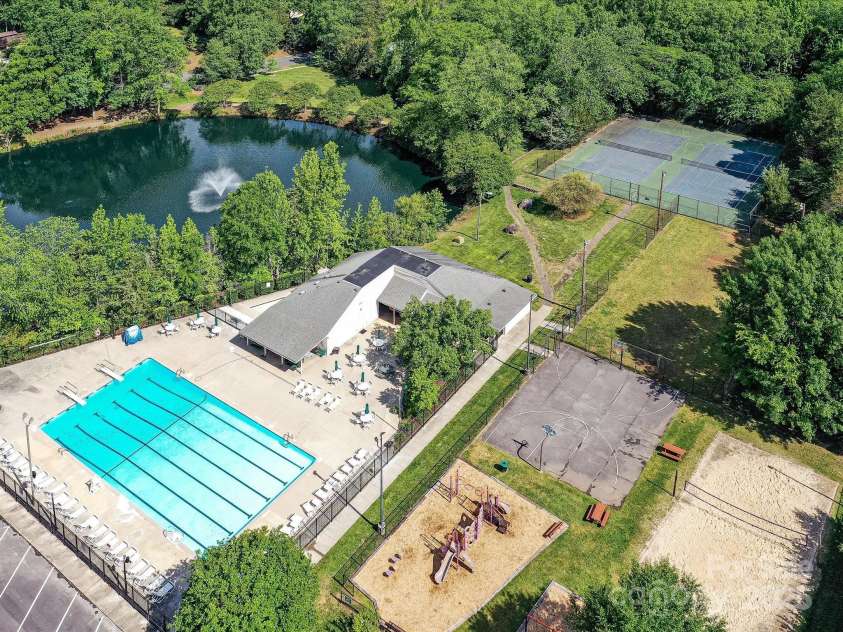 2315 Lawton Bluff Road, Charlotte, NC 28226.  MLS# CAR4255535, YatesRealty ID 19671. Community amenities