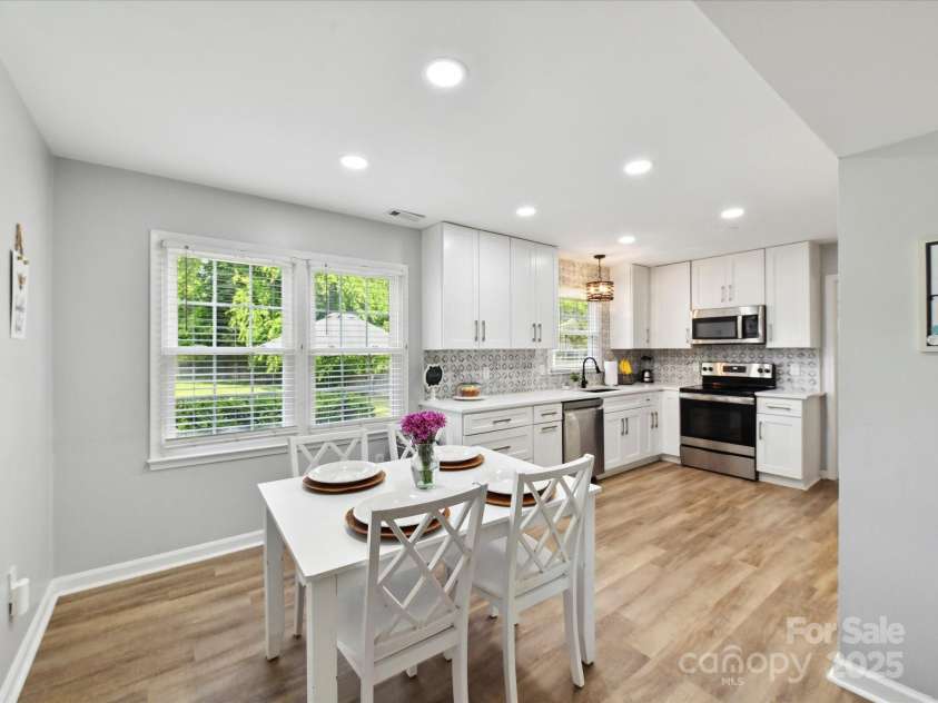 2315 Lawton Bluff Road, Charlotte, NC 28226.  MLS# CAR4255535, YatesRealty ID 19671. Cozy breakfast area