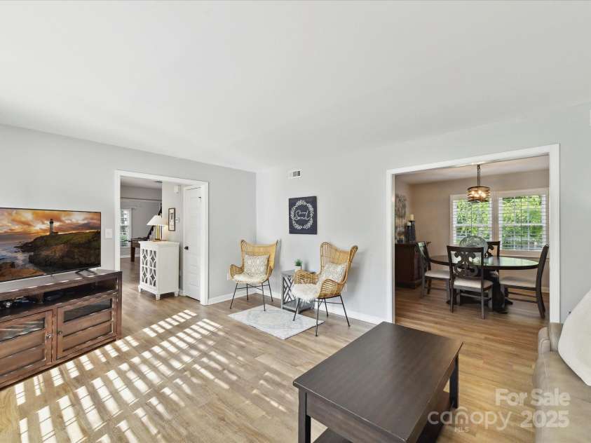2315 Lawton Bluff Road, Charlotte, NC 28226.  MLS# CAR4255535, YatesRealty ID 19671. Enjoy relaxing in one of the spacious living rooms