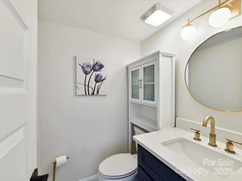 2315 Lawton Bluff Road, Charlotte, NC 28226.  MLS# CAR4255535, YatesRealty ID 19671. Updated powder room on main level