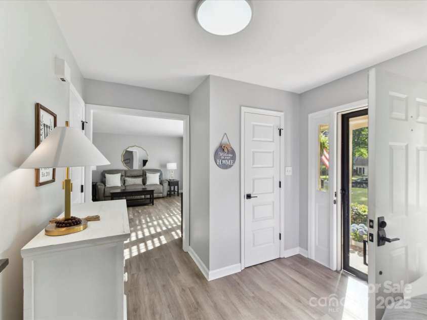 2315 Lawton Bluff Road, Charlotte, NC 28226.  MLS# CAR4255535, YatesRealty ID 19671. Upon entry, you will notice the fantastic natural light!