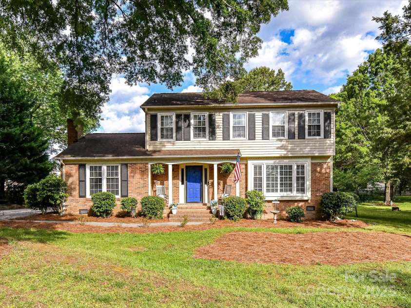 2315 Lawton Bluff Road, Charlotte, NC 28226.  MLS# CAR4255535, YatesRealty ID 19671. Welcome Home to 2315 Lawton Bluff - updated in 2022 and centrally located in South Charlotte in the popular Candlewyck neighborhood!