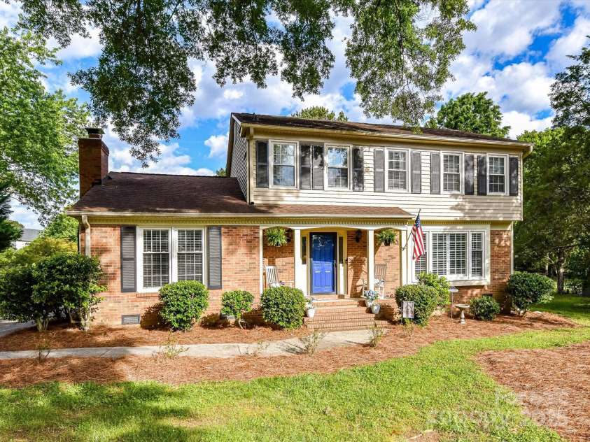 2315 Lawton Bluff Road, Charlotte, NC 28226.  MLS# CAR4255535, YatesRealty ID 19671. Welcome Home to 2315 Lawton Bluff - updated in 2022 and centrally located in South Charlotte in the popular Candlewyck neighborhood!
