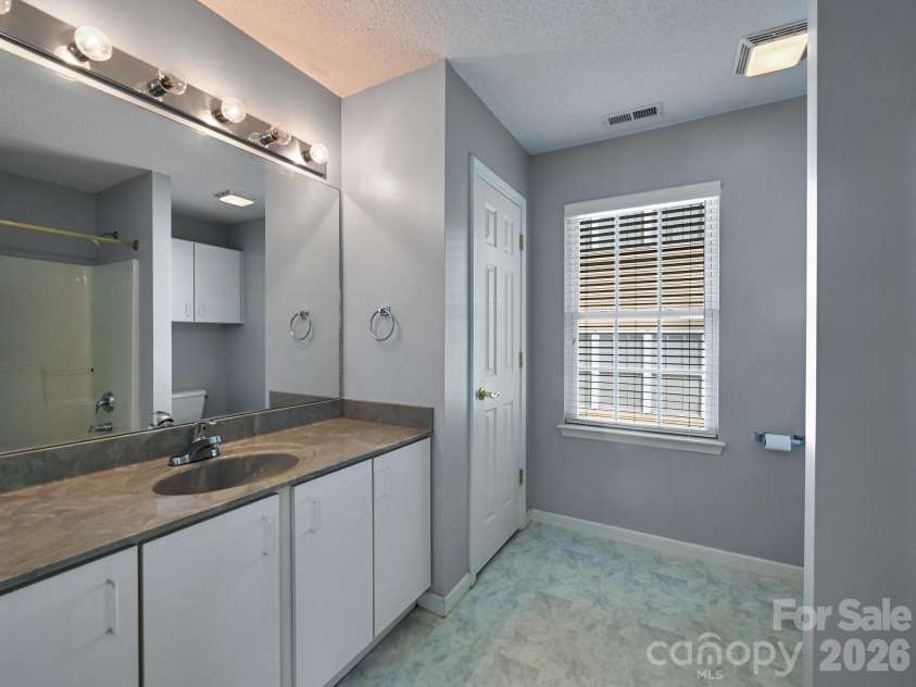 72 Creeks End Circle, Mills River, NC 28759.  MLS# CAR4365753, YatesRealty ID 19672. Primary bath