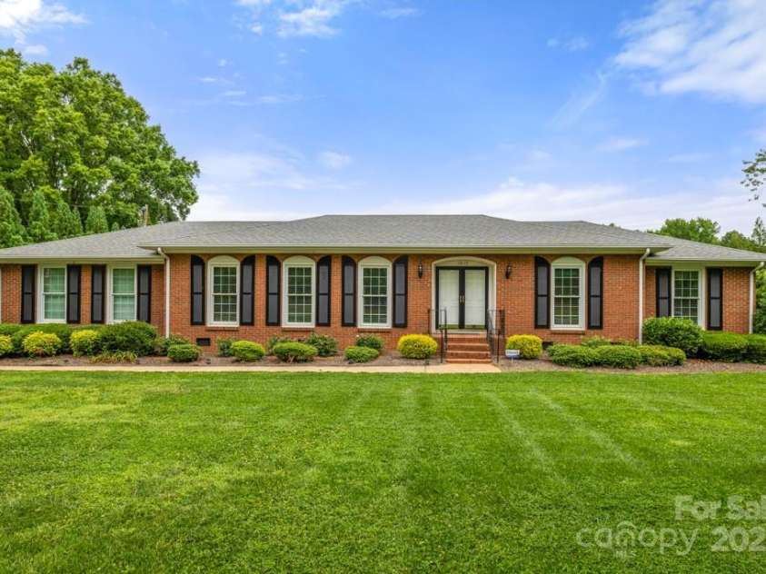 12117 Idlewild Road, Matthews, NC 28105.  MLS# CAR4255082, YatesRealty ID 19676. 
