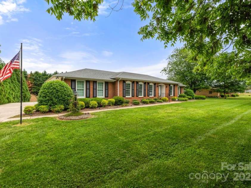 12117 Idlewild Road, Matthews, NC 28105.  MLS# CAR4255082, YatesRealty ID 19676. 