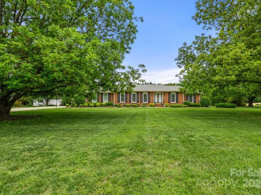 12117 Idlewild Road, Matthews, NC 28105.  MLS# CAR4255082, YatesRealty ID 19676. 