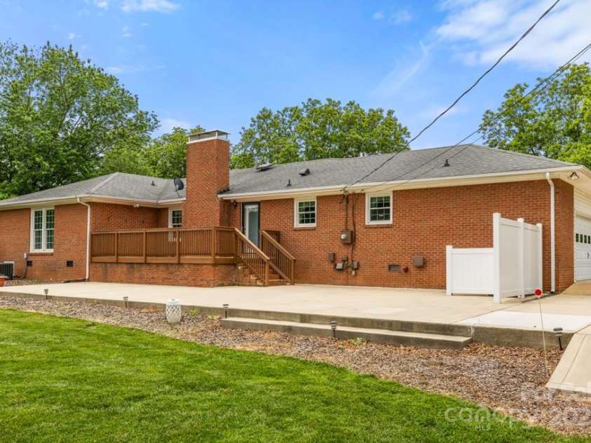 12117 Idlewild Road, Matthews, NC 28105.  MLS# CAR4255082, YatesRealty ID 19676. 
