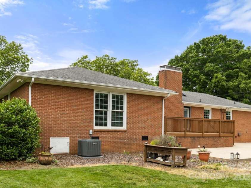 12117 Idlewild Road, Matthews, NC 28105.  MLS# CAR4255082, YatesRealty ID 19676. 
