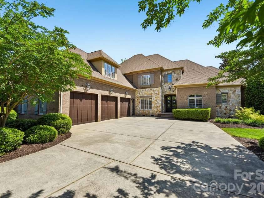 209 Glenmoor Drive, Waxhaw, NC 28173.  MLS# CAR4371212, YatesRealty ID 19678. 