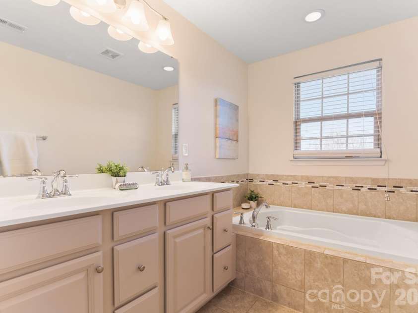 3525 Hornets Nest Way, Charlotte, NC 28208.  MLS# CAR4334370, YatesRealty ID 1968. 