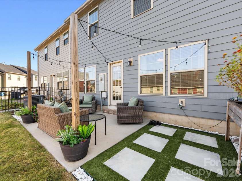 3525 Hornets Nest Way, Charlotte, NC 28208.  MLS# CAR4334370, YatesRealty ID 1968. 