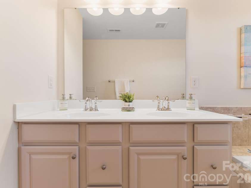 3525 Hornets Nest Way, Charlotte, NC 28208.  MLS# CAR4334370, YatesRealty ID 1968. Primary bathroom 