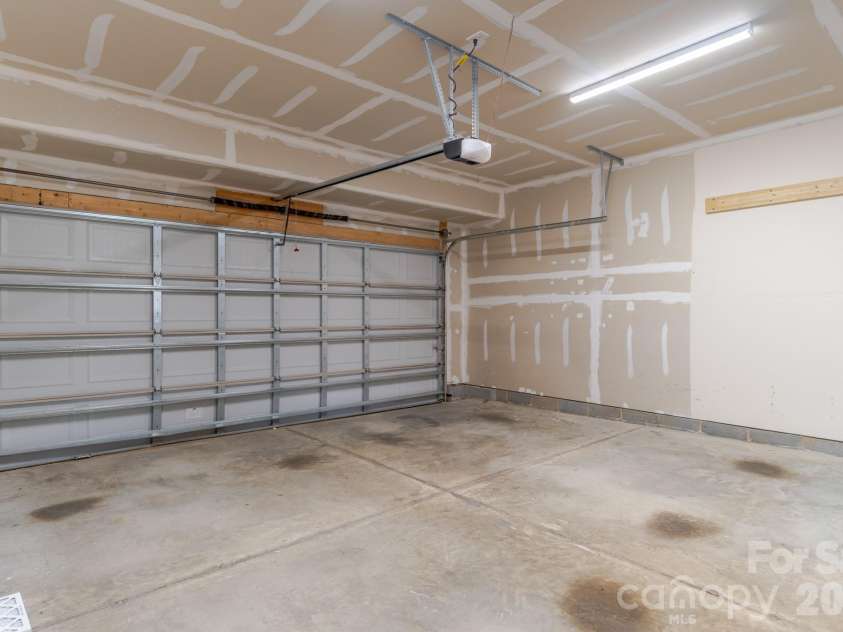 3525 Hornets Nest Way, Charlotte, NC 28208.  MLS# CAR4334370, YatesRealty ID 1968. Spacious 2-car garage 