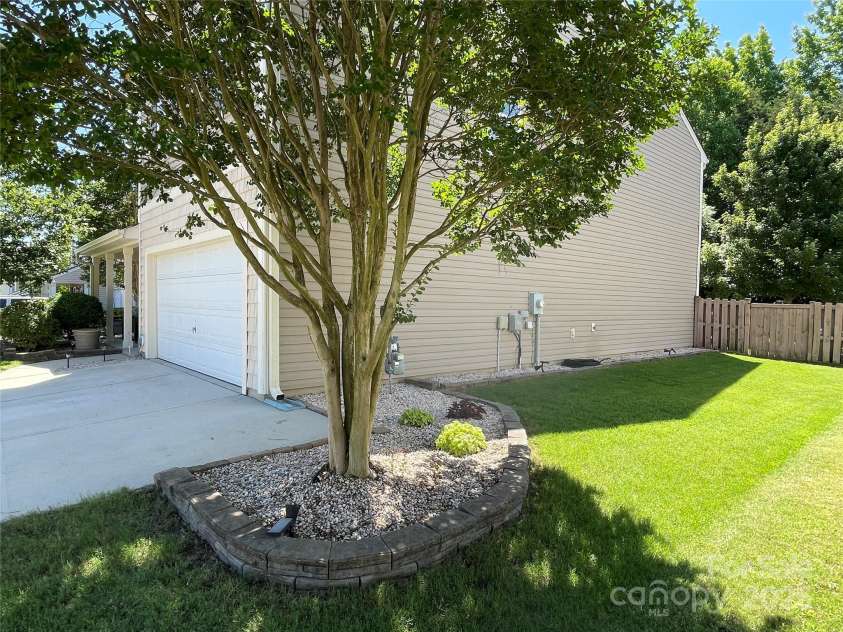 14413 Lake Crossing Drive, Charlotte, NC 28278.  MLS# CAR4263641, YatesRealty ID 19681. 