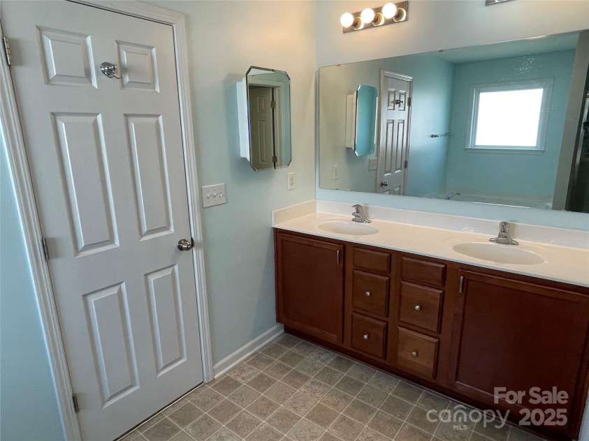 14413 Lake Crossing Drive, Charlotte, NC 28278.  MLS# CAR4263641, YatesRealty ID 19681. 