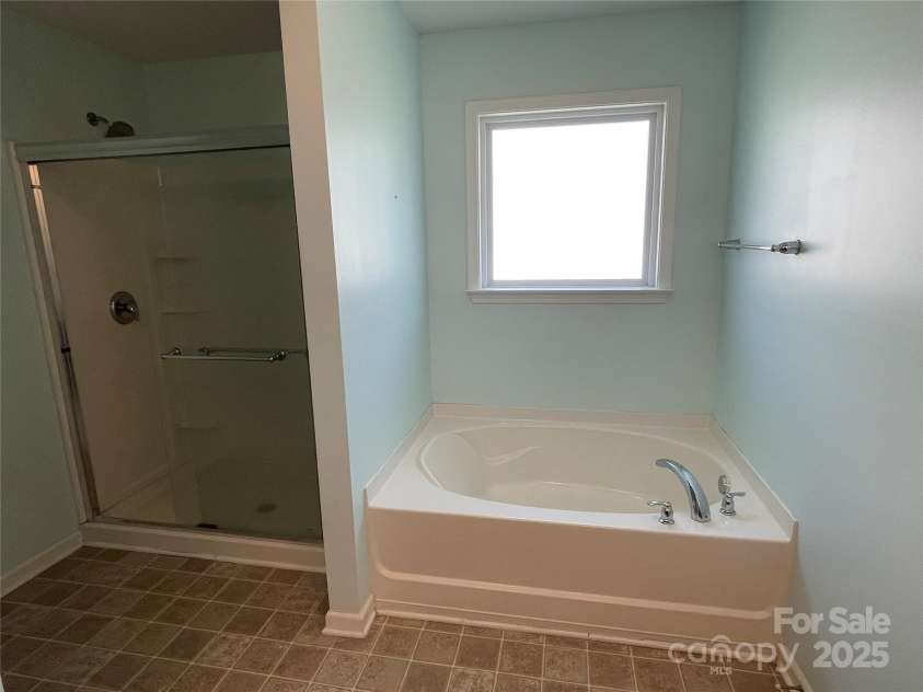 14413 Lake Crossing Drive, Charlotte, NC 28278.  MLS# CAR4263641, YatesRealty ID 19681. 