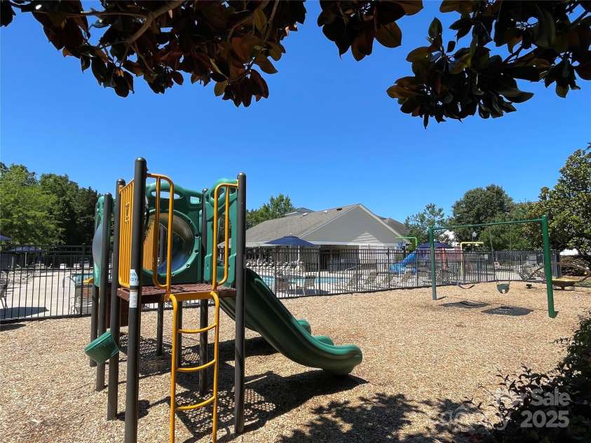 14413 Lake Crossing Drive, Charlotte, NC 28278.  MLS# CAR4263641, YatesRealty ID 19681. 