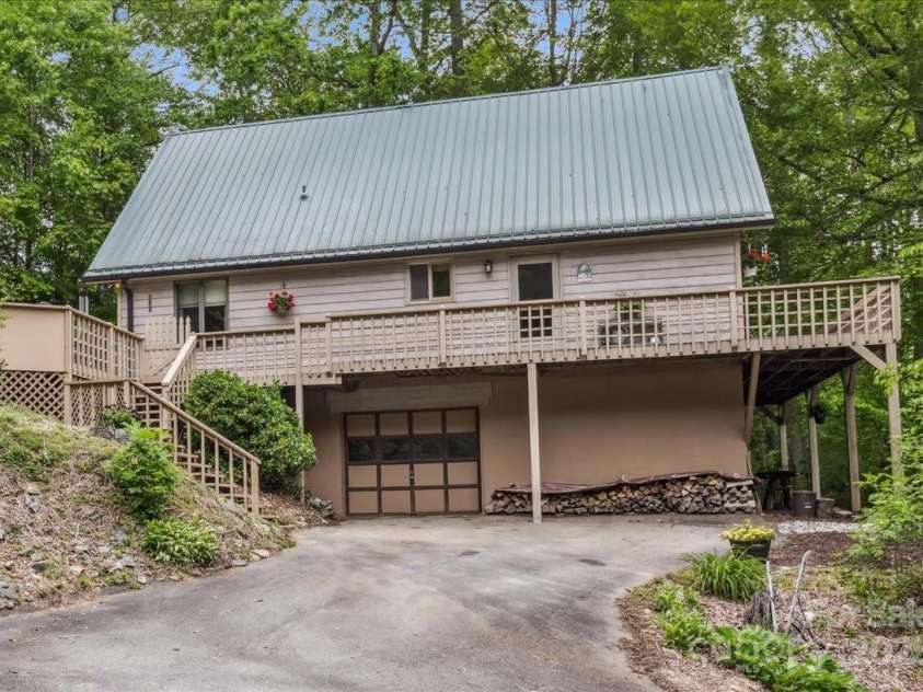 256 West Ridge Drive, Burnsville, NC 28714.  MLS# CAR4259013, YatesRealty ID 19685. 