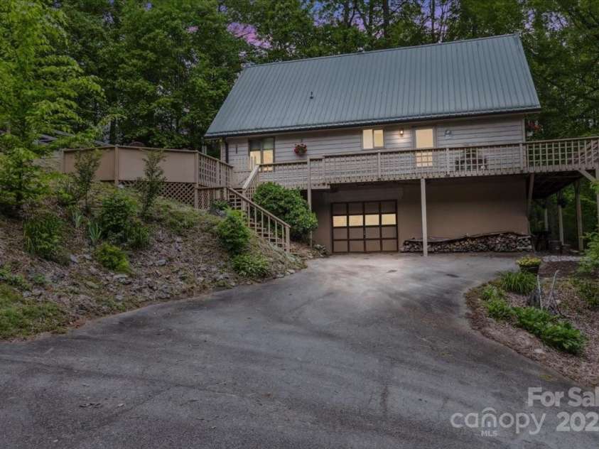 256 West Ridge Drive, Burnsville, NC 28714.  MLS# CAR4259013, YatesRealty ID 19685. 