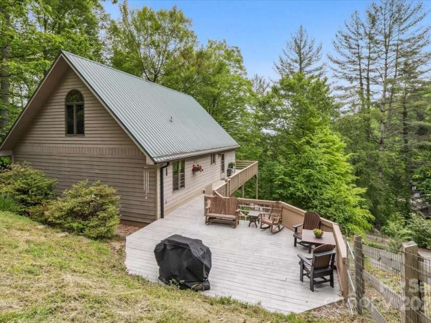 256 West Ridge Drive, Burnsville, NC 28714.  MLS# CAR4259013, YatesRealty ID 19685. 